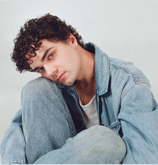 Alexander Stewart, "The Way a Heart Breaks"